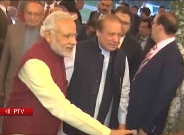 अफगाणिस्तान दौऱ्यावरुन परतताना पंतप्रधान मोदींनी सर्व जगाला आश्चर्यचकित केलं. कसल्याही पूर्वनियोजनाशिवाय मोदी पाकिस्तानचे पंतप्रधान नवाज शरीफ यांना जन्मदिनाच्या शुभेच्छा देण्यासाठी पाकिस्तानमध्ये गेले आणि सर्वांना आश्चर्याचा धक्का दिला.