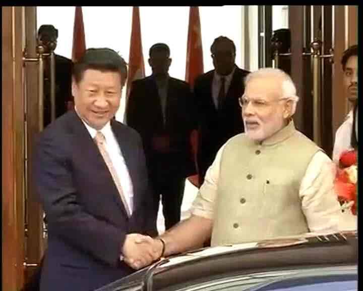 पंतप्रधानांनी चीनचे राष्ट्राध्यक्ष शी चिन पिंग याचं खास स्वागत केलं. शी चिन पिंग यांनी भारत दौऱ्याची सुरुवात राजधानी दिल्लीऐवजी गुजरातमधून केली. एखाद्या राष्ट्राध्यक्षांनी राजधानी ऐवजी एखाद्या शहरातून दौरा सुरु करण्याची ही पहिलीच वेळ होती.