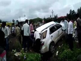 Wine Smuggling Car Accident In Nasik नाशिकमध्ये अवैध दारु नेणाऱ्या गाडीला अपघात, तळीरामांची चांदी