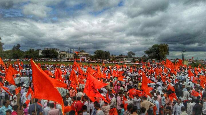 महाराष्ट्रात आज एकाच दिवशी दोन ठिकाणी भव्य मोर्चे काढण्यात आले. मराठवाड्यात हिंगोलीनंतर आज नांदेडमध्ये मोर्चा काढण्यात आला. या मोर्चासाठी भव्य जनसमुदाय उपस्थित होता. साताऱ्यासह पुणे, बारामती, सांगली, सोलापूर या ठिकाणी मोर्चे काढण्यात येणार आहेत. 