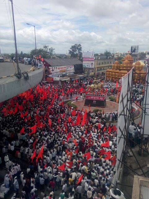 लातूरमध्येही मराठा क्रांती मूक मोर्चाला नागरिकांचा उत्स्फूर्त प्रतिसाद लातूरमध्येही मराठा क्रांती मूक मोर्चाला नागरिकांचा उत्स्फूर्त प्रतिसाद
