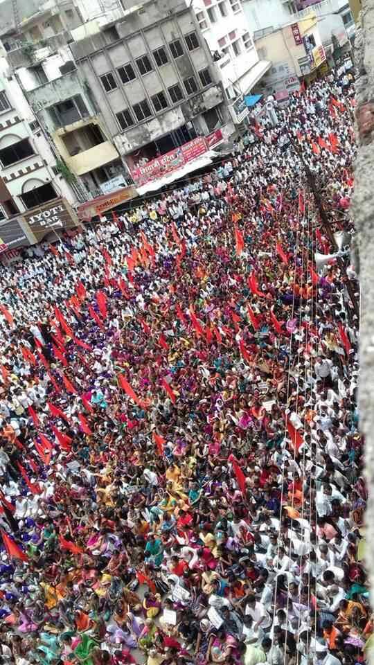 या भव्य मोर्चात मोठ्या प्रमाणावर नागरिक उपस्थित होते. 