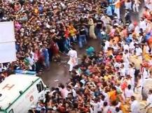 विसर्जन मिरवणुकीत माणुसकीचं दर्शन, अॅम्ब्युलन्सला मार्ग