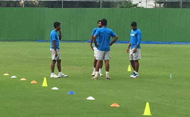  भारतीय खेळाडूंनी आज 'यो-यो इंड्योरेन्स टेस्ट'ची प्रॅक्टिस केली. यावेळी खेळाडू मार्क्सच्या मधून एकाच वेगानं पळतात. 