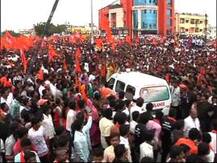 जेव्हा विराट मोर्चा अॅम्ब्युलन्सला मोकळी वाट देतो...