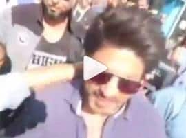 Shah Rukh Khan Scuffle With Fans In Turkey VIDEO : टर्कीमध्ये शाहरुख खानची चाहत्यांशी बाचाबाची