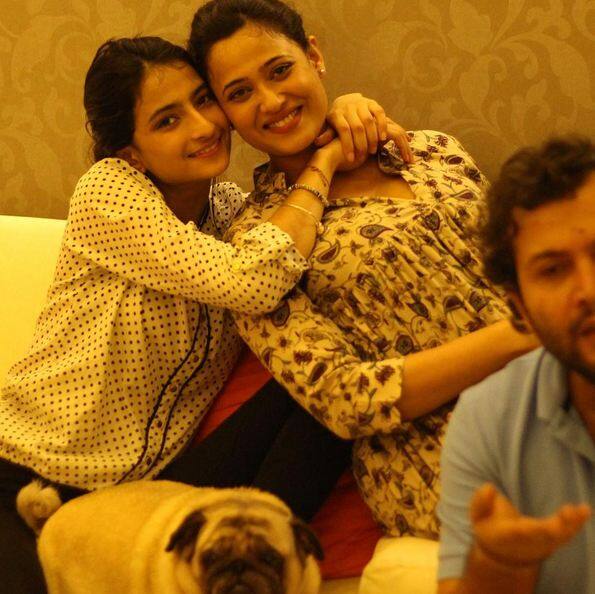 श्वेता तिची मुलगी पलकसह अनेकदा आपले फोटो इंस्टाग्रामवर शेअर करते. 