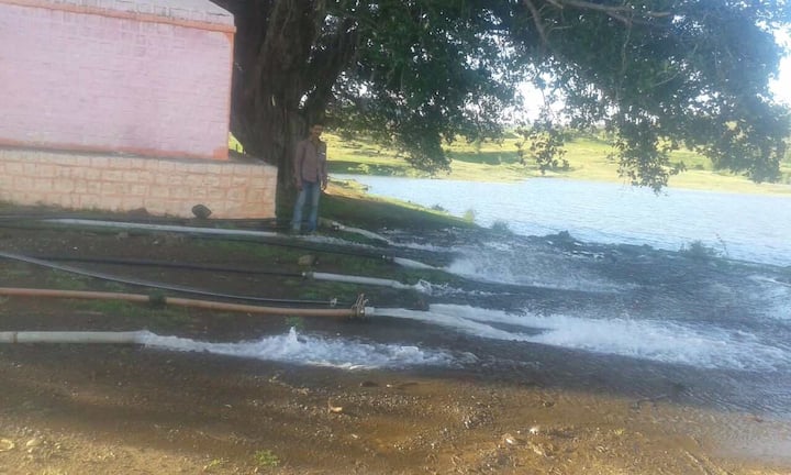 यामुळे बाजूचा कमी पाणी असणारा तलावही आता भरला आहे. 