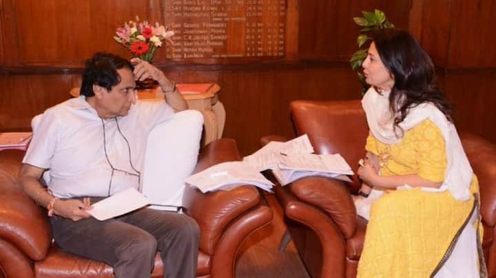 ऋतू बेरीनं आपलं काम पूर्ण केलं असून नवे ड्रेस डिझाईन करुन ते रेल्वे मंत्रालयाकडे पाठवले आहेत. त्यामुळे आता रेल्वे मंत्रालयाला निर्णय घ्यायचा आहे की, कर्मचाऱ्यांना कोणता युनिफार्म द्यायचा 