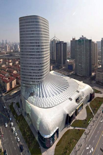 चीनमधील सर्वाधिक लोकप्रिय ब्रॅण्ड असणाऱ्या Louis Vuitton flagship store ची इमारत पाहून तुम्हाला हसू आवरणार नाही. कारण या इमारतीचा आकार चक्क बुटासारखा आहे.