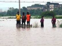 वसई मिठागरातील संपूर्ण वस्ती पाण्याखाली, 400 जण अडकले