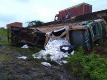 धुळ्याजवळ विंचूर पुलावरुन दोन ट्रक खाली कोसळले, चारजण जखमी