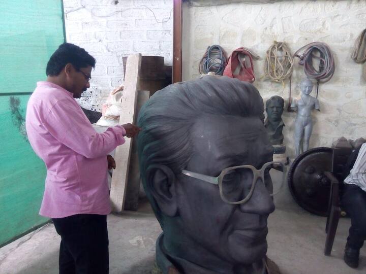 शिवसेना पक्षप्रमुख उद्धव ठाकरे यांनी आज या पुतळ्याची पाहणी केली. 