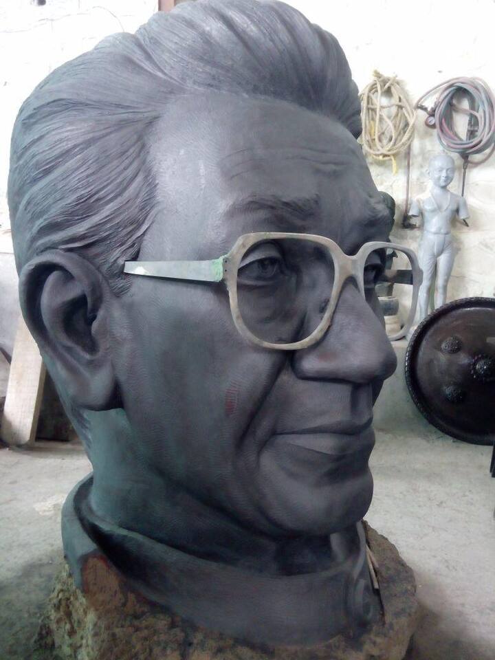 पुतळ्याचं काम सुरु असलेल्या या ठिकाणी उद्धव ठाकरे यांनी भेट दिली.