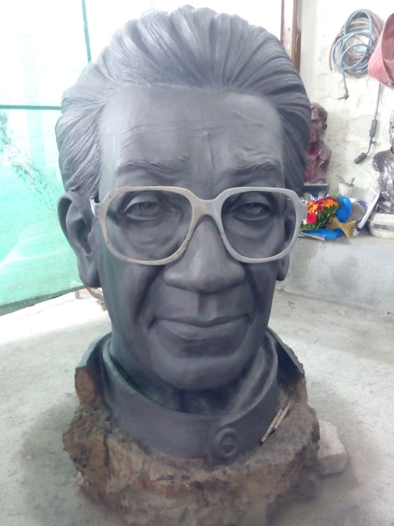 बाळासाहेबांचा हा पुतळा पाहून उद्धव ठाकरे फारच भावूक झाले. 