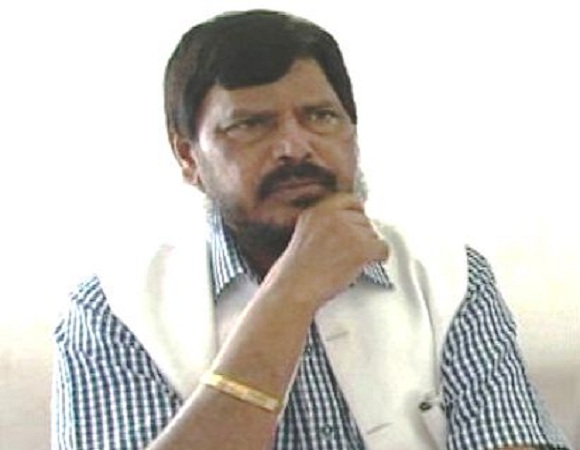 आरपीआयचे कमळ चिन्हावर निवडणूक लढवणारे उमेदवार निलंबित