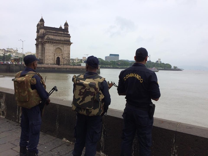 Mumbai is on high alert after getting threat call from Pakistan पाकिस्तानकडून हल्ल्याच्या धमकीनंतर मुंबईत हाय अलर्ट; 191 ठिकाणी नाकाबंदी