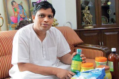 रामदेव बाबांच्या पतंजली आयुर्वेदचे आचार्य बालकृष्ण यांनी या यादीत एन्ट्री करुन सर्वांनाच आश्चर्याचा धक्का दिला आहे. बालकृष्ण यांच्याकडे 2.5 अब्ज डॉलर संपत्ती आहे. बालकृष्ण यांची पतंजलीमध्ये 97 टक्के पार्टनरशीप असून त्यांच्या उत्पादनांनी बाजारात चांगलाच जम बसवल्याने त्यांच्या संपत्तीत वाढ झाली आहे. फोर्ब्सच्या या टॉप-100च्या यादीत बालकृष्ण यांचा 48 ला क्रमांक आहे. रामदेव बाबा आणि बालकृष्ण यांनी एकत्रित येऊन 2006मध्ये पतंजली आयुर्वेद कंपनीची स्थापना केली. सध्या कंपनीची बाजारातील उलाढाल 7.8 कोटी डॉलर आहे. रामदेव बाबांचे या कंपनीत कसल्याही प्रकारचे शेअर नसून ते केवळ कंपनीचे ब्रॅण्ड अम्बेसिडर बनून उत्पादनांची प्रसिद्धी करतात. तर दुसरीकडे बालकृष्णच कंपनीचा सर्व कारभार पाहातात. याशिवाय बालकृष्ण 5000 पतंजली आरोग्य केंद्रेही चालवतात. तसेच पतंजली विश्वविद्यालय आणि योग-आयुर्वेद शोध संस्थेचेही काम बालकृष्ण यांच्याकडेच आहे. फोर्ब्सच्या मते पतंजलीला जो नफा होतो, तो सर्व विविध विश्वस्त संस्थांना देणगीच्या स्वरुपात दिला जातो.