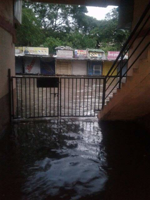 बीडमध्ये मुसळधार पाऊस, जागोजागी पाणी साचलं बीडमध्ये मुसळधार पाऊस, जागोजागी पाणी साचलं