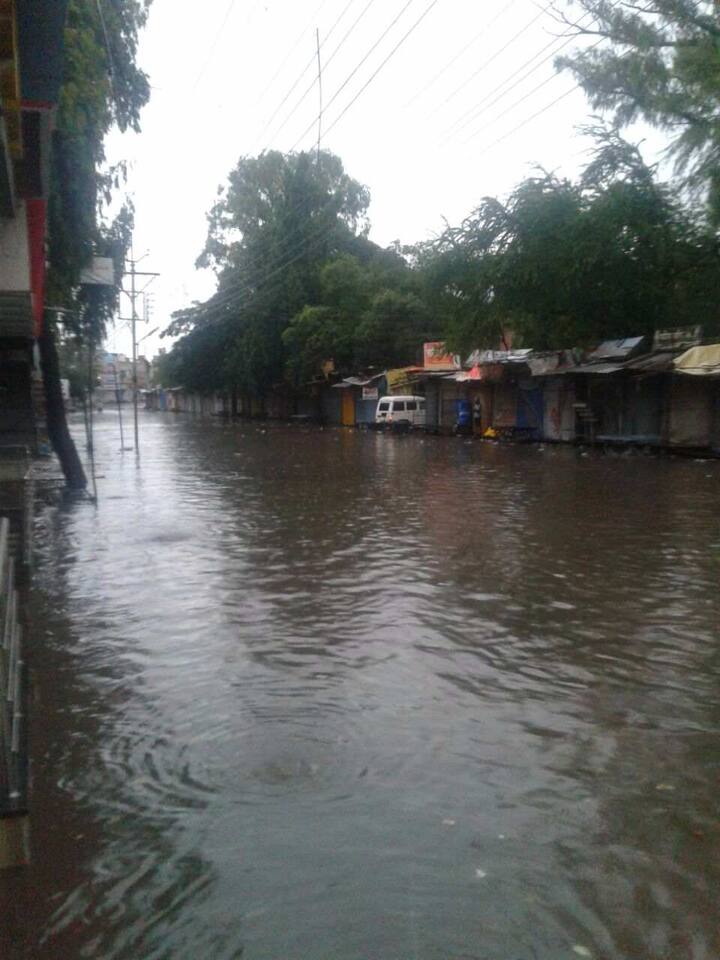 विजांच्या कडकडाटासह सुरु झालेल्या पावसाने बीडला अक्षरशः झोडपून काढलं आहे.