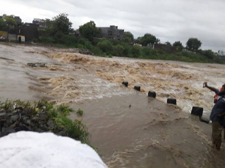 शहरातील अनेक ठिकाणं जलमय झाली आहेत.