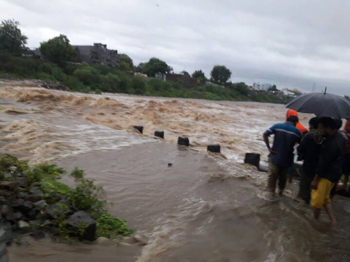 मुसळधार पावसामुळे बिंदुसरा नदी दुथडी भरून वाहते आहे. 