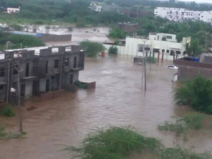 या जोरदार पावसानं बीडमध्ये जवळजवळ पूर परिस्थिती निर्माण झाली आहे.  
