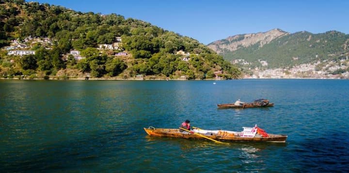 नैनीताल: सुंदर तलाव आणि डोंगररांगा याचा नजारा तुमच्या डोळ्याचं पारणं फेडतो. 