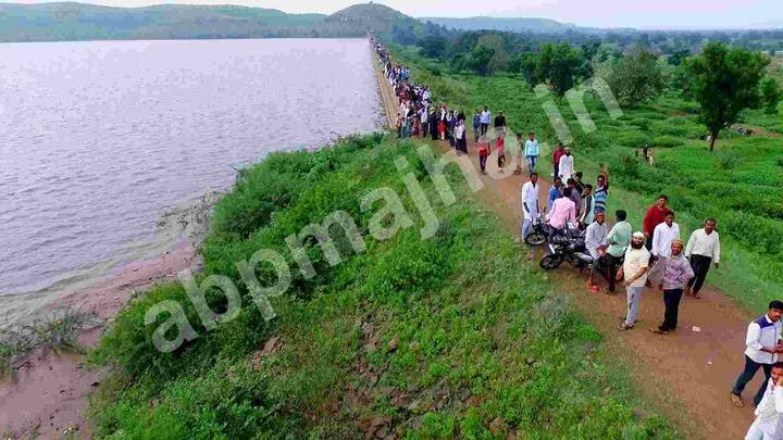 बीडमधील प्रत्येक व्यक्ती कुटुंबासह नदीच्या किनाऱ्यावर येत आहे. अतिवृष्टीमुळे बाजारपेठेत पाणी शिरणं हा अनुभव बीडकरांसाठी वेगळाच होता. सखल भागात पाणी साचल्यामुळे त्याचा त्रास झाला पण त्यातही समाधान होतं. कारण चार वर्षांचा भीषण दुष्काळ या पाण्याने धुऊन लावला आहे.