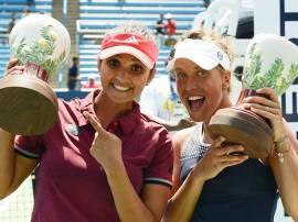 Sania Mirza Barbora Strycova Wins Pan Pacific Open In Japan सानिया मिर्झा-बार्बोरा जोडीला जपान ओपनचं विजेतेपद