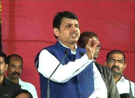 शासकीय महाविद्यालयात कॉलेजमध्ये कमी जागा आहेत. मात्र, दुसरीकडे धनदांडग्याच्या महविद्यालायात शिकणाऱ्या मराठा समाजातील मुलांना शिक्षण मिळाले पाहिजे, यासाठी राज्य सरकार योजना तयार करणार, असल्याचंही त्यांनी यावेळी म्हणाले. तसेच मराठा समाजाच्या 5 लाख तरूणांना स्किल ठेव्हलपमेन्ट केले जाईल, असे आश्वासनही त्यांनी यावेळी दिले.