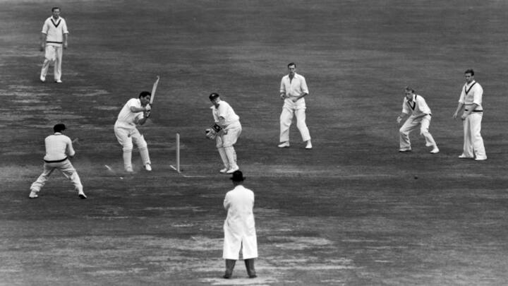 याशिवाय 1953 सालातही लॉर्डस मैदानावर इंग्लंड आणि ऑस्ट्रेलिया यांच्यात झालेल्या सामन्यातही दुसऱ्या विकेटसाठी तीन खेळीत 100 हून अधिक धावांची भागिदारी झाली.