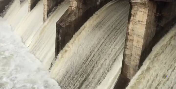 90 टक्क्यांहून जास्त पाणी भरल्यामुळे मांजरा धरणाचे सहा दरवाजे उघडण्यात आले आहे. 