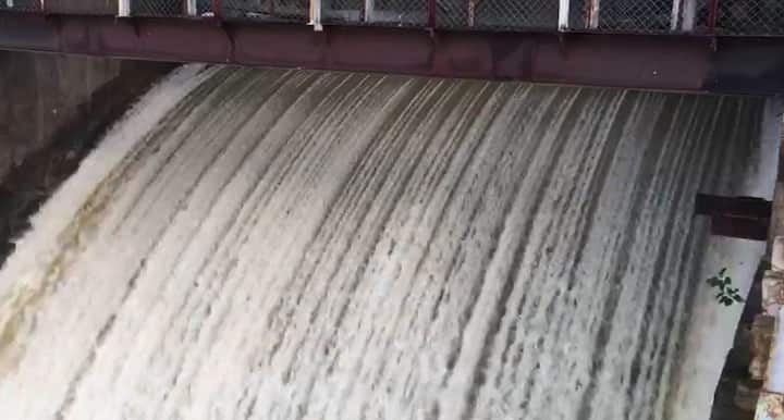 मांजरा धरण तुडुंब भरल्याने लातूरसह उस्मानाबाद आणि बीडचाही पाणीप्रश्न मिटला आहे.