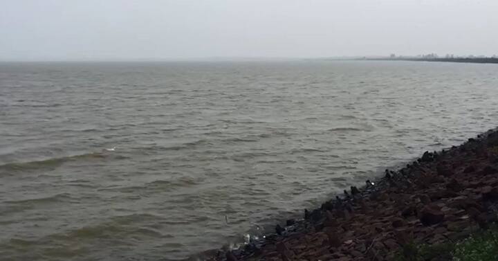 लातूरला पाणी पुरवठा करणारं मांजरा धरण 90 टक्क्यांहून जास्त भरलं आहे. त्यामुळे पहाटे सहा वाजता सहा दरवाज्यांतून विसर्ग सुरु झाला.