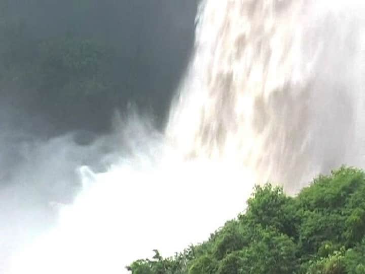 चार वर्षांआधी हा धबधबा वाहिला होता; पण धारेची गती कमी होती. वीस वर्षानंतर हा धबधबा एवढ्या वेगाने कोसळू लागल्याचे गावकऱ्यांचा दावा आहे. 