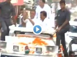 Sitapur Up Local Attempts To Hurl A Shoe At Cong Vp Rahul Gandhi During His Road Show Arrested By Police राहुल गांधींच्या दिशेने बूट फेकला