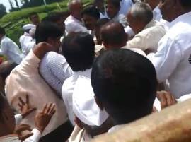 शिवसेना आमदाराची शेतकऱ्याला मारहाण Shiv Sena Mla Sandeepan Bhumre Farmers Beat शिवसेना आमदाराची शेतकऱ्याला मारहाण