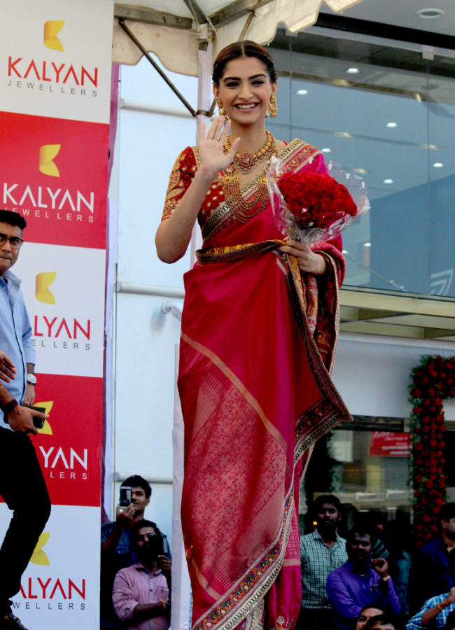 अभिनेत्री सोनम कपूर पारंपरिक वेशात