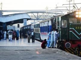 Samjhauta Express Leaves For New Delhi From Lahore पाकमध्ये रेल्वेत चढण्यापासून भारतीय महिलांना रोखलं