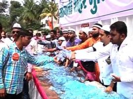 Muslim Men Provides Water To Maratha Morcha सांगलीतल्या मराठा मोर्चात मुस्लीम बांधवांकडून पाणीवाटप