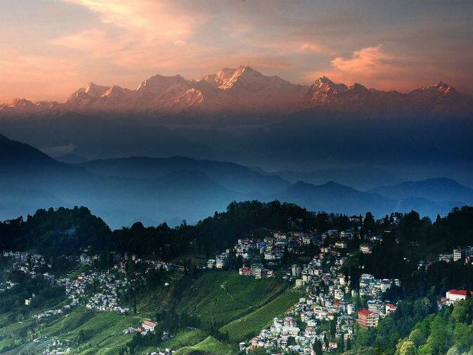 दार्जिलिंग: दार्जिलिंगला क्वीन ऑफ हिल्स म्हटलं जातं. पश्चिम बंगाल स्थित दर्जिलिंग हे चाहाच्या मळ्यांसाठीही विशेष प्रसिद्ध आहे. याशिवाय येथील डोंगर दऱ्यांमध्ये विस्तारलेली हिरवीगार वनराई पर्यटकांवर नेहमीच भूरळ घालते.
