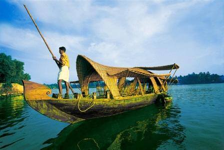 केरळ: दक्षिणेतील केरळही पर्यटनाच्या दृष्टीने अतिशय महत्त्वाचे राज्य आहे. या राज्याला मोठा समुद्र किनारा लाभल्यामुळे अनेक सुंदर बीच, सोबतच हिरव्यागार वनराईची चादर ओढलेले डोंगर रांगा पर्यटकांचे लक्ष्य नक्की वेधून घेताता. केरळमधील चुआर बीच, कोवलम बीच, मरुदेश्वर बीच, बेकल बीच वर्कला बीच आणि शांघमुघम बीच आदी बीच प्रसिद्ध आहेत. 