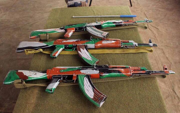 भारतीय सैन्याकडून ७.६२ मिमी AK-47 रायफलही वापरली जाते. एकावेळी 30 गोळ्यांची साठवण करता येणारी ही रायफल 300 मीटर पल्ल्यातील लक्ष्याचा वेध घेते.