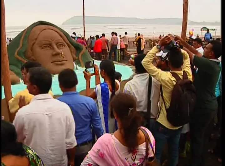 याशिवाय त्यांनी आणखीन एक शिल्प साकारुन समुद्र किनारे स्वच्छ ठेवण्याचा संदेश दिला. त्यांची शिल्पे बघण्यासाठी सध्या रत्नागिरीच्या समुद्र किनाऱ्यावर लोक गर्दी करताहेत. 