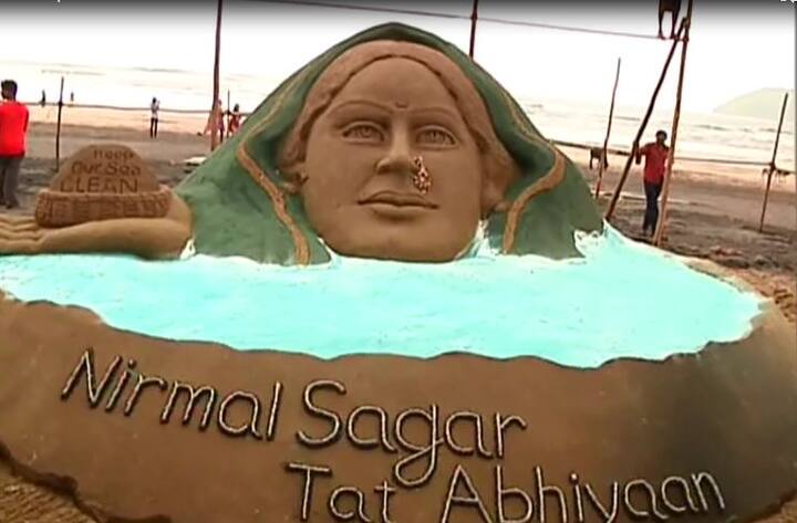महाराष्ट्राच्या 23 समुद्र किनाऱ्यांवर सध्या निर्मल सागर तट अभियान राबवलं जातं आहे. या अभियानात पटनाईक वाळूशिल्पाच्या माध्यमातून किनारा स्वच्छतेचं महत्व पटवून देत आहेत.