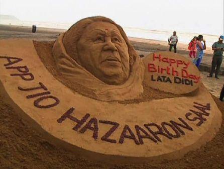 या दौऱ्यात रत्नागिरीच्या समुद्र किनाऱ्यावर त्यांच्या कलेचे अनोखे दर्शन पाहायला मिळाले. गानसम्राज्ञी लता मंगेशकर यांच्या 81 व्या वाढदिवसाचे औचित्य साधून त्यांनी लतादीदींचे शिल्प साकारुन वाढदिवसाच्या शुभेच्छा दिल्या.