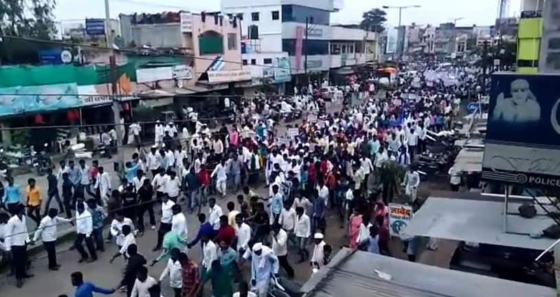 अॅट्रॉसिटी कायम राहण्यासाठी लातूरमध्ये महामोर्चा Latur Mahamorcha For Atrocity Act अॅट्रॉसिटी कायम राहण्यासाठी लातूरमध्ये महामोर्चा