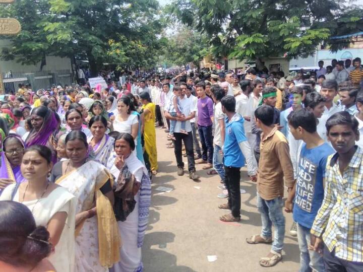 अॅट्रॉसिटी कायद्याची कडक अंमलबजावणी करावी, अशी प्रमुख मागणी या मोर्चात करण्यात आली.