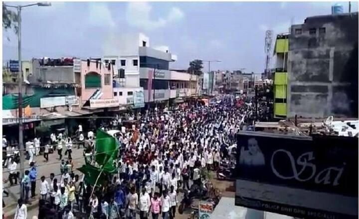 राज्यात एकीकडे मराठा समाजाचा मोर्चा निघत असताना, आता दलित समाजाचेही मोर्चे निघायला सुरुवात झाली आहे. 